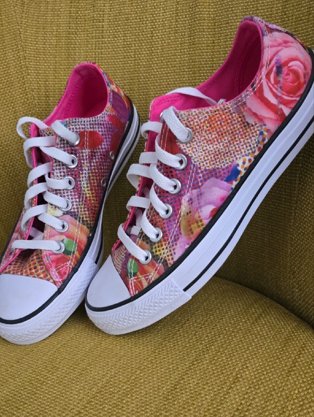 Converse Women's Chuck TaylorPink Floral Sneakers. Like New. 7 - Picture 3 of 5